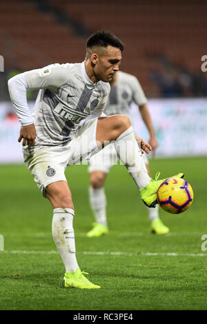 Milano, Italia. 13 gen 2019. Avanti Lautaro Martínez (Inter) controlla la sfera durante la Coppa Italia " Coppa Italia " partita di calcio, Inter Milan vs Benevento Calcio a allo Stadio Meazza San Siro di Milano, in Italia il 13 gennaio 2019. La partita di calcio è giocato a porte chiuse dopo Napoli il giocatore senegalese Kalidou Koulibaly era soggetto a cori razzisti da FC Internazionale 'ultra' fan durante il Boxing Day match. Credito: Piero Cruciatti/Alamy Live News Foto Stock