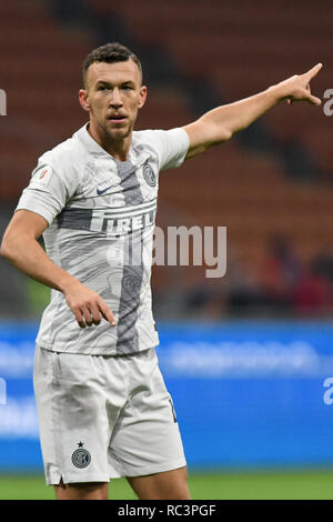 Milano, Italia. 13 gen 2019. Centrocampista Ivan Perisic (Inter) gesti durante la Coppa Italia " Coppa Italia " partita di calcio, Inter Milan vs Benevento Calcio a allo Stadio Meazza San Siro di Milano, in Italia il 13 gennaio 2019. La partita di calcio è giocato a porte chiuse dopo Napoli il giocatore senegalese Kalidou Koulibaly era soggetto a cori razzisti da FC Internazionale 'ultra' fan durante il Boxing Day match. Credito: Piero Cruciatti/Alamy Live News Foto Stock