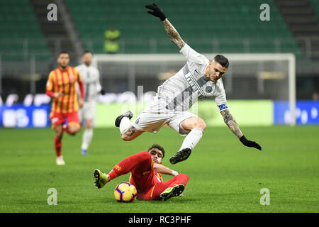 Milano, Italia. 13 gen 2019. Avanti Mauro Icardi (Inter) durante la Coppa Italia " Coppa Italia " partita di calcio, Inter Milan vs Benevento Calcio a allo Stadio Meazza San Siro di Milano, in Italia il 13 gennaio 2019. La partita di calcio è giocato a porte chiuse dopo Napoli il giocatore senegalese Kalidou Koulibaly era soggetto a cori razzisti da FC Internazionale 'ultra' fan durante il Boxing Day match. Credito: Piero Cruciatti/Alamy Live News Foto Stock