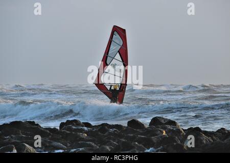 Walney Island Cumbria Regno Unito. Il 13 gennaio 2019. Regno Unito Meteo. Tempo ventoso da Walney Island su la costa del Cumbria. Il credito C.Hall / Alamy Live News. Foto Stock