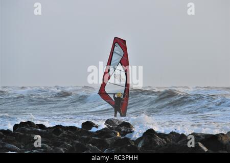 Walney Island Cumbria Regno Unito. Il 13 gennaio 2019. Regno Unito Meteo. Tempo ventoso da Walney Island su la costa del Cumbria. Il credito C.Hall / Alamy Live News. Foto Stock