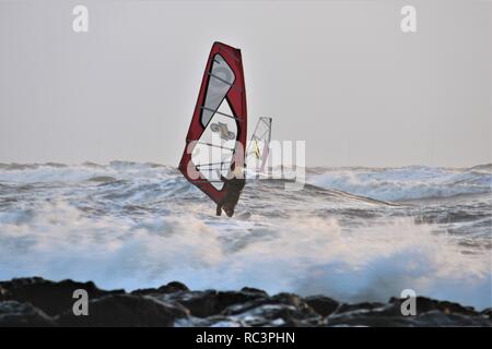 Walney Island Cumbria Regno Unito. Il 13 gennaio 2019. Regno Unito Meteo. Tempo ventoso da Walney Island su la costa del Cumbria. Il credito C.Hall / Alamy Live News. Foto Stock