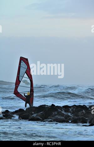 Walney Island Cumbria Regno Unito. Il 13 gennaio 2019. Regno Unito Meteo. Tempo ventoso da Walney Island su la costa del Cumbria. Il credito C.Hall / Alamy Live News. Foto Stock