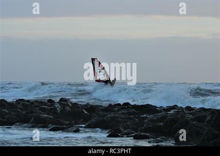 Walney Island Cumbria Regno Unito. Il 13 gennaio 2019. Regno Unito Meteo. Tempo ventoso da Walney Island su la costa del Cumbria. Il credito C.Hall / Alamy Live News. Foto Stock