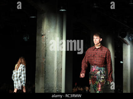 Milano, Italia. Xiii gen, 2019. I modelli presenti le creazioni per Dsquared2 durante degli uomini di Milano la settimana della moda di Milano, in Italia, a gennaio 13, 2019. Credito: Cheng Tingting/Xinhua/Alamy Live News Foto Stock