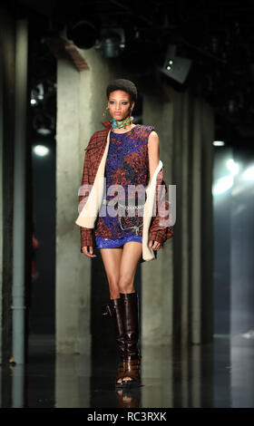 Milano, Italia. Xiii gen, 2019. Un modello presenta una creazione per Dsquared2 durante degli uomini di Milano la settimana della moda di Milano, in Italia, a gennaio 13, 2019. Credito: Cheng Tingting/Xinhua/Alamy Live News Foto Stock
