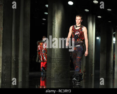 Milano, Italia. Xiii gen, 2019. I modelli presenti le creazioni per Dsquared2 durante degli uomini di Milano la settimana della moda di Milano, in Italia, a gennaio 13, 2019. Credito: Cheng Tingting/Xinhua/Alamy Live News Foto Stock