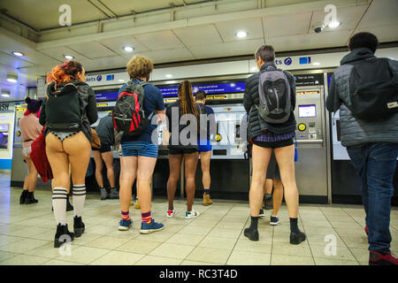 Londra, Regno Unito. Xiii gen, 2019. I partecipanti sono visti presso la biglietteria automatica di acquistare i loro biglietti di viaggio presso la stazione metropolitana di Paddington, durante il decimo anniversario di no pantaloni in metropolitana.Il No Pants Subway Ride è un evento annuale organizzato da migliorare in tutto il mondo ogni anno a gennaio a New York City. La missione è iniziata come una piccola beffa con sette ragazzi e si è trasformata in una Festa internazionale del silliness, con dozzine di città tra cui Londra in tutto il mondo partecipano ogni anno. Credito: Dinendra Haria/SOPA Immagini/ZUMA filo/Alamy Live News Foto Stock