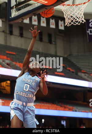 Syracuse, New York, Stati Uniti d'America. Xiii gen, 2019. Il 13 gennaio 2019 : del North Carolina Shayla Bennett (5) passa per un facile layup durante il NCAA basketball match tra il siracusano Orangewomen e Università della Carolina del Nord e Lady Tar tacchi a il Carrier Dome in Syracuse, New York. Siracusa conduce la prima metà di North Carolina 56-37. Nick Serrata/Eclipse Sportswire/CSM/Alamy Live News Foto Stock