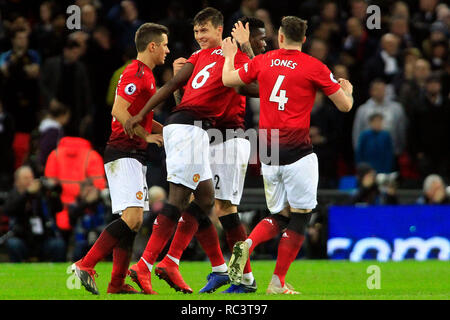 Londra, Regno Unito. Xiii gen, 2019. Paul Pogba del Manchester United (M) si congratula dopo Marcus Rashford punteggi della sua squadra il primo obiettivo. EPL Premier League, Tottenham Hotspur v Manchester Utd allo Stadio di Wembley a Londra domenica 13 gennaio 2019. Questa immagine può essere utilizzata solo per scopi editoriali. Solo uso editoriale, è richiesta una licenza per uso commerciale. Nessun uso in scommesse, giochi o un singolo giocatore/club/league pubblicazioni . pic da Steffan Bowen/Andrew Orchard fotografia sportiva/Alamy Live news Credito: Andrew Orchard fotografia sportiva/Alamy Live News Foto Stock