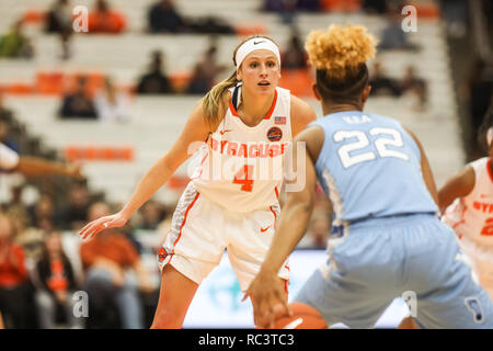 Syracuse, New York, Stati Uniti d'America. Xiii gen, 2019. Il 13 gennaio 2019 : Siracusa Tiana Mangakahia (4) gioca sulla difesa del North Carolina Paris Kea (22) durante il NCAA basketball match tra il siracusano Orangewomen e Università della Carolina del Nord e Lady Tar tacchi a il Carrier Dome in Syracuse, New York. Siracusa conduce la prima metà di North Carolina 56-37. Nick Serrata/Eclipse Sportswire/CSM/Alamy Live News Foto Stock