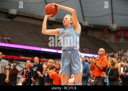 Syracuse, New York, Stati Uniti d'America. Xiii gen, 2019. Il 13 gennaio 2019 : del North Carolina Koenen Taylor (1) passa per un colpo durante il NCAA basketball match tra il siracusano Orangewomen e Università della Carolina del Nord e Lady Tar tacchi a il Carrier Dome in Syracuse, New York. Siracusa conduce la prima metà di North Carolina 56-37. Nick Serrata/Eclipse Sportswire/CSM/Alamy Live News Foto Stock