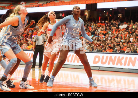 Syracuse, New York, Stati Uniti d'America. Xiii gen, 2019. Il 13 gennaio 2019 : del North Carolina Janelle Bailey (44) caselle di fuori di Siracusa Tiana Mangakahia (4) durante il NCAA basketball match tra il siracusano Orangewomen e Università della Carolina del Nord e Lady Tar tacchi a il Carrier Dome in Syracuse, New York. Siracusa conduce la prima metà di North Carolina 56-37. Nick Serrata/Eclipse Sportswire/CSM/Alamy Live News Foto Stock