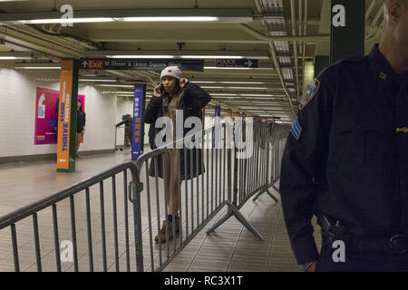 New York, New York, Stati Uniti d'America. Xiii gen, 2019. I partecipanti al "xviii senza pantaloni di Metropolitana' in Union Square Station su gennaio 13, 2019 a New York. - Il 'No Pants Subway Ride' è un evento annuale avviato nel 2002 da migliorare ovunque in New York Credito: Wonwoo Lee/ZUMA filo/Alamy Live News Foto Stock