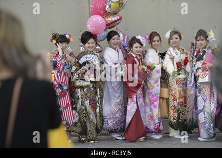 OKINAWA CITY, Giappone - 13 gennaio: le donne di Okinawa in un kimono in posa per una fotografia dopo aver frequentato una cerimonia per la venuta del giorno di età su gennaio 13, 2019 in Sala Civica di Okinawa, Okinawa City, Giappone. La venuta del giorno di età è il giorno per festeggiare i giovani che hanno raggiunto l'età di 20, il funzionario di età adulta in Giappone. (Foto: Richard Atrero de Guzman/Aflo foto) Foto Stock