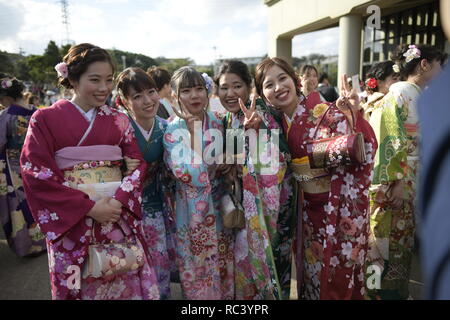 OKINAWA CITY, Giappone - 13 gennaio: le donne di Okinawa in un kimono in posa per una fotografia dopo aver partecipato a una cerimonia della venuta del giorno di età su gennaio 13, 2019 in Sala Civica di Okinawa, Okinawa City, Giappone. La venuta del giorno di età è il giorno per festeggiare i giovani che hanno raggiunto l'età di 20, il funzionario di età adulta in Giappone. (Foto: Richard Atrero de Guzman/Aflo foto) Foto Stock