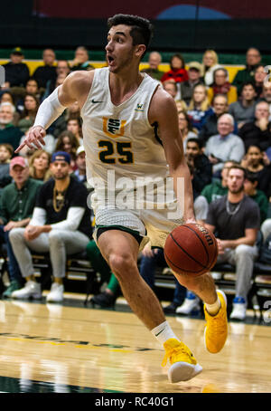 Jan 12 2019 San Francisco, CA U.S.A. San Francisco guard Giordania Ratinho (25)rigidi per il cestello durante il NCAA di pallacanestro degli uomini di gioco tra Gonzaga Bulldogs e il San Francisco Dons 83-96 perso al Memoriale di guerra palestra di San Francisco in California Thurman James/CSM Foto Stock