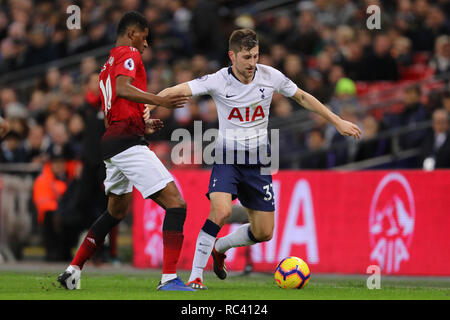 Londra, Regno Unito. 13 gen 2019. Ben Davies del Tottenham Hotspur detiene di Marcos Rojo del Manchester United - Tottenham Hotspur v Manchester United, Premier League, lo Stadio di Wembley, Londra (Wembley) - 13 Gennaio 2019 solo uso editoriale - DataCo restrizioni si applicano Credito: Giornata immagini limitata/Alamy Live News Foto Stock