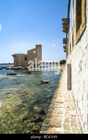 Antica tonnara abbandonata (fabbrica di tonno) all'interno della Riserva Naturale di Vendicari, vicino Noto e Marzamemi, provincia di Siracusa, Sicilia, Italia Foto Stock