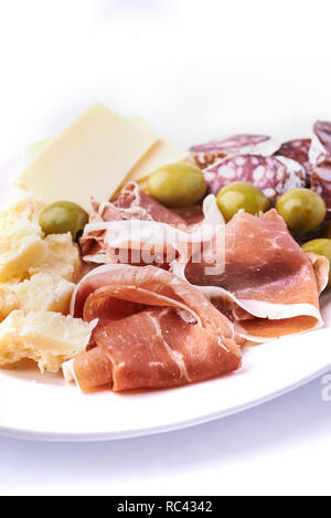 Gli antipasti. carni fredde e formaggi su una piastra isolata su sfondo bianco. Foto Stock