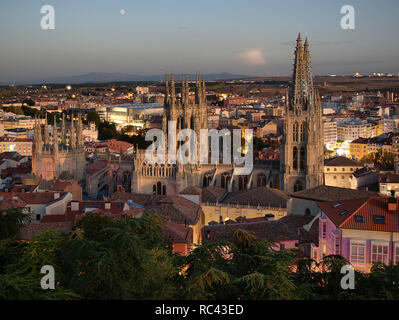 Time-mescolate tramonto/notte vista sopra la città e la Cattedrale di Burgos in Spagna Foto Stock