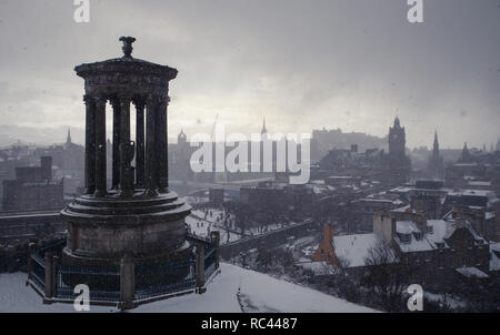 Enorme tempesta di neve in Edinburgh è rendere questa usuale composizione insolita. Foto Stock