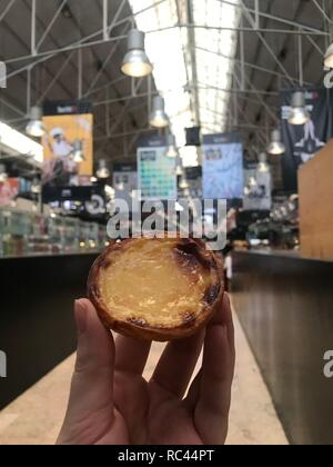 Pastel de Nata al tempo fuori mercato in Lisbona Foto Stock