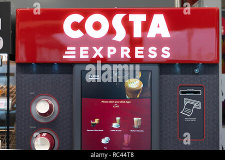 Una Costa macchina per caffè espresso in un supermercato UK. Foto Stock