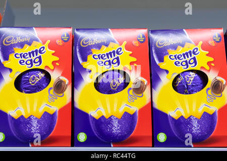 Cadbury crema di uovo uova di Pasqua in vendita in un negozio di supermercati nel Regno Unito. Foto Stock