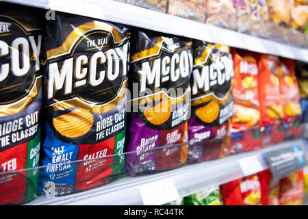 Multipack di pacchetti di McCoy patatine in vendita su un ripiano in un supermercato nel Regno Unito, Foto Stock