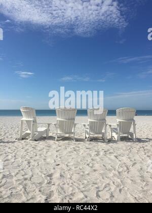 Sedi sulla spiaggia della Florida Foto Stock