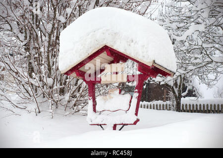 La neve sul tetto dopo due giorni di nevicate. Ciclone di neve in Europa. Sul tetto della casa coperte di neve Foto Stock
