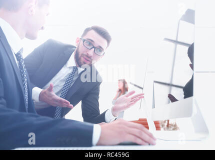 Due imprenditori parlando di nuove opportunità udienza con il pc Foto Stock