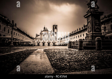 La splendida Piazza Ducale di Vigevano in autunno mentre piove Foto Stock