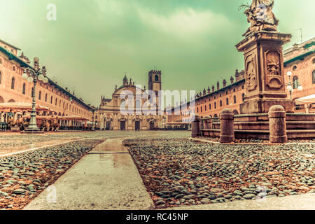 La splendida Piazza Ducale di Vigevano in autunno mentre piove Foto Stock