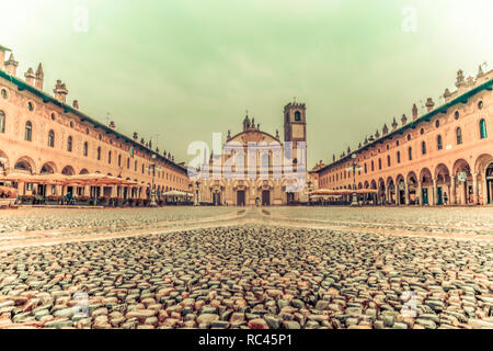 La splendida Piazza Ducale di Vigevano in autunno mentre piove Foto Stock