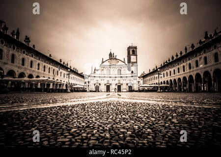 La splendida Piazza Ducale di Vigevano in autunno mentre piove Foto Stock