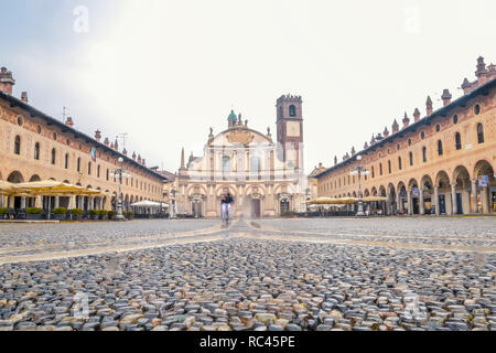 La splendida Piazza Ducale di Vigevano in autunno mentre piove Foto Stock