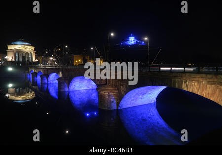 Scena notturna del ponte sul Po e la chiesa della Gran Madre. Sullo sfondo la chiesa del Monte dei Cappuccini illuminato in blu Foto Stock