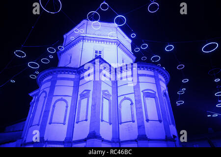 Scena notturna della chiesa del Monte dei Cappuccini illuminato in blu Foto Stock