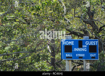 Il baseball fuori campo lato scheda punteggio, in Largo, Florida Foto Stock