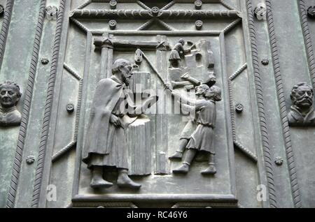 Repubblica ceca. Praga. Cattedrale di San Vito. Porta di bronzo, fatto   nel 1927 da Otakar Spaniel (1881-1955). Decorate con rilievi della costruzione della cattedrale. Foto Stock