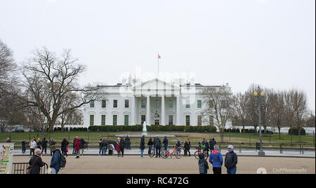La parte anteriore della Casa Bianca a Washington DC con turistico e manifestanti in inverno Foto Stock