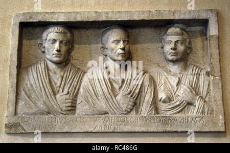 Arte romana. Ritratto funerario. Il marmo. Sollievo da una tomba. Esso mostra tre membri della famiglia Da sinistra: Clodius Tertius (figlio), Clodius Metrodorus (padre) e, sulla destra, la Clodia Hilara (presumibilmente moglie/madre). Il termine 'medicus' è riferito alla professione di due uomini. Ultimo terzo del I secolo A.C. Villa Taverna a Frascati appartenenti alla famiglia dei Borghese princess. Il museo del Louvre. Parigi. La Francia. Foto Stock