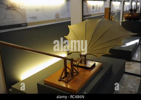 Macchine Volanti. Battendo ala. Studio di Leonardo da Vinci. Modello di Mario Alberto e Vittorio Somenzi, 1952. Manoscritto B, foglio 88 v. 1483-86. Il museo della scienza e della Tecnologia Leonardo da Vinci. Milano. L'Italia. Foto Stock