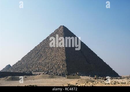 L'Egitto. La Grande Piramide di Giza chiamato piramide di Menkaure. La più piccola delle tre piramidi di Giza. Tomba della quarta dinastia faraone Menkaure. Xxvi secolo A.C. Antico Regno. Foto Stock