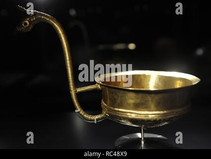 Art. La preistoria. Età del Bronzo. Golden bocce, la maggior parte con maniglia sagomata come i cavalli dei capi. 10a-6a secoli A.C. Museo nazionale di Danimarca. Copenhagen. Foto Stock