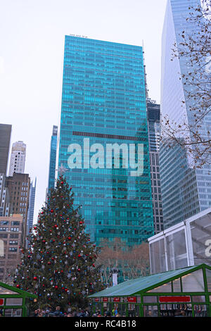 Albero di natale e vacanze inverno mercato al Bryant Park, New York, Stati Uniti d'America. Foto Stock