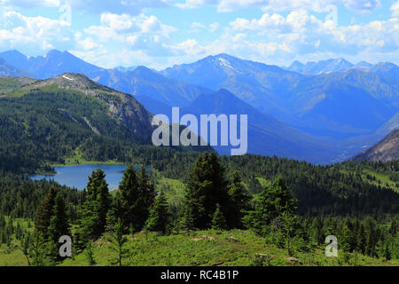 Isola di roccia Lago e riflessione, Sunshine Meadows nel Parco Nazionale di Banff, montagne rocciose, Alberta, Canada. Foto Stock