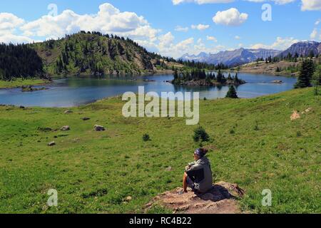 Isola di roccia Lago e riflessione, Sunshine Meadows nel Parco Nazionale di Banff, montagne rocciose, Alberta. In Canada. Foto Stock